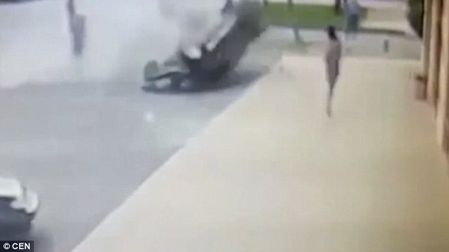 Μία κολώνα σώζει γυναίκα από την τρελή πορεία αυτοκινήτου – ΒΙΝΤΕΟ