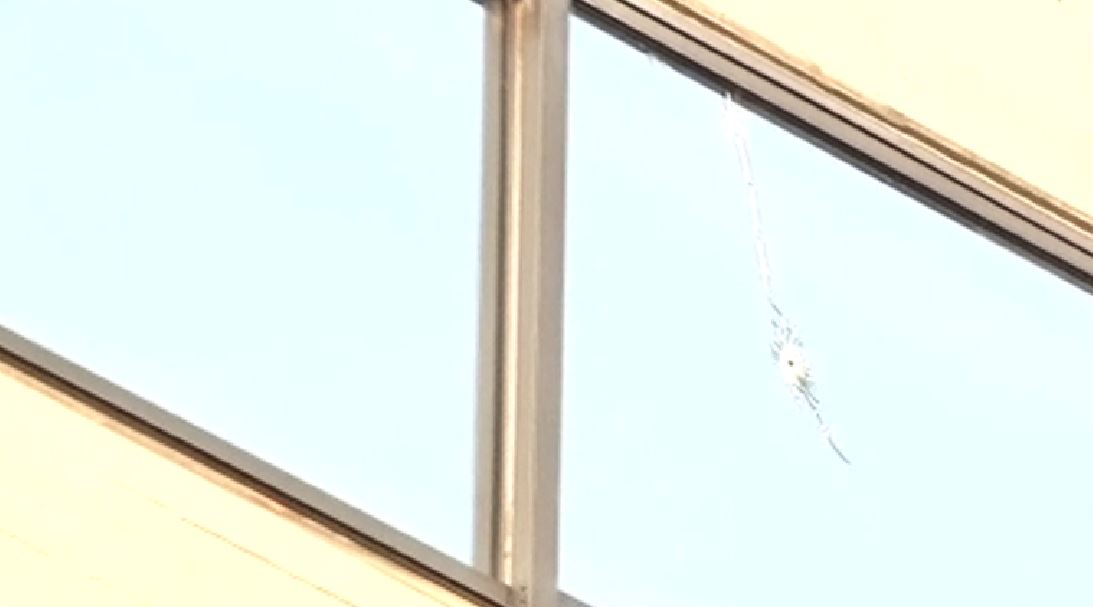 Με πολεμικό όπλο πυροβόλησαν το κτίριο στο Κολωνάκι – Δεν έχουν βρεθεί κάλυκες