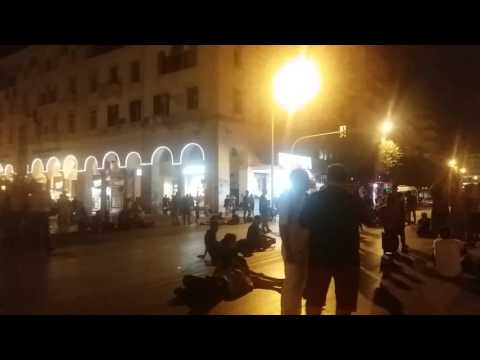 ΦΩΤΟ από την καθιστική διαμαρτυρία προσφύγων στη Θεσσαλονίκη