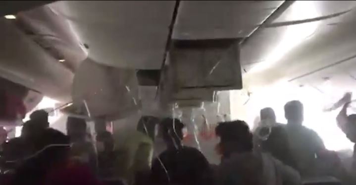 Σκηνές πανικού στην καμπίνα του αεροπλάνου της Emirates – ΒΙΝΤΕΟ
