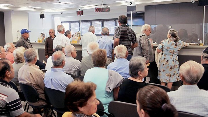 “Βόμβα” για τα Ταμεία οι 360.000 αιτήσεις για σύνταξη και εφάπαξ