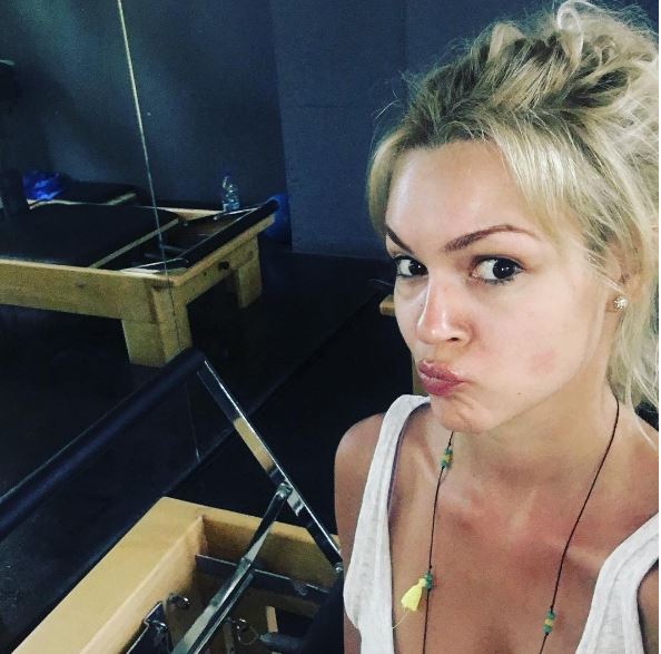 H Κάβουρα ποζάρει με το κόκκινο μαγιό της – ΦΩΤΟ