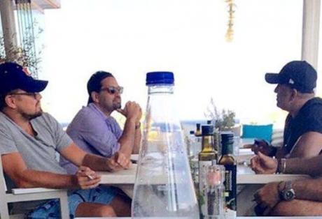 Καλαμαράκια και φραπέ δοκίμασε ο Ντι Κάπριο