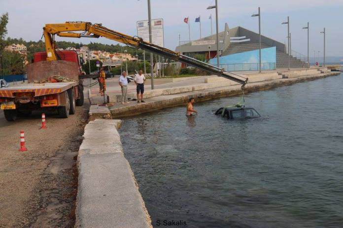 Παρολίγο τραγωδία στο Αργοστόλι – Αυτοκίνητο έπεσε στη θάλασσα – ΦΩΤΟ