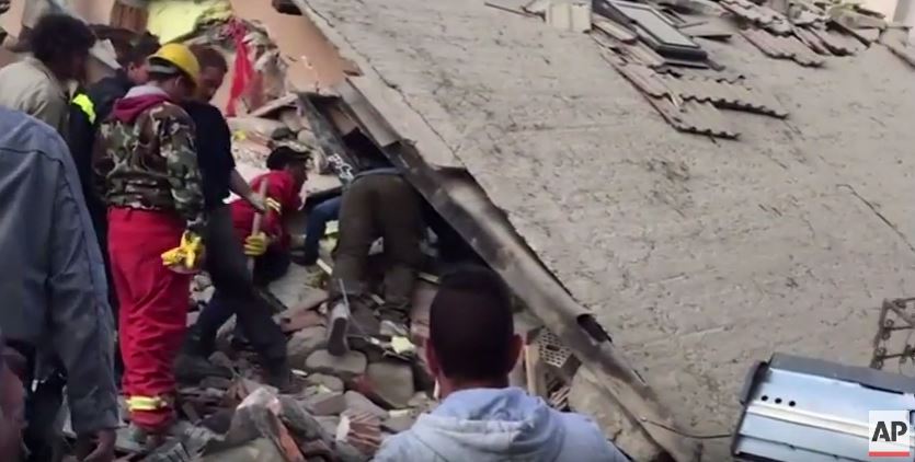 Συγκλονιστικό ΒΙΝΤΕΟ – Η διάσωση ενός κοριτσιού από τα συντρίμμια στην Ιταλία