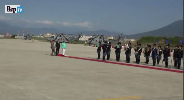 Η Μέρκελ “έστρωσε” το κόκκινο χαλί της υποδοχής της – ΒΙΝΤΕΟ