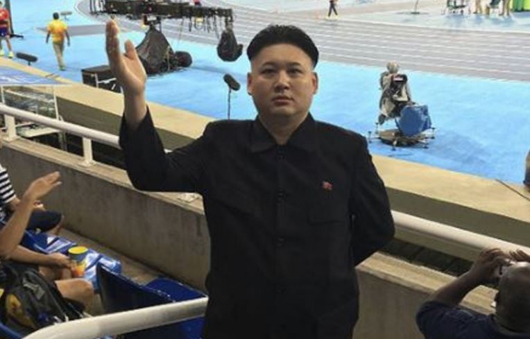 O σωσίας του Κιμ Γιονγκ Ουν που προκάλεσε φρενίτιδα στο διαδίκτυο – ΦΩΤΟ- ΒΙΝΤΕΟ