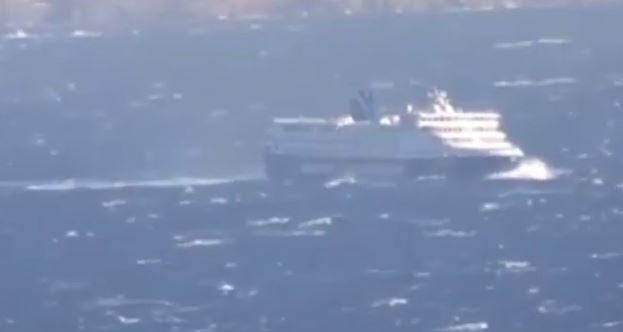 Η συγκλονιστική «μάχη» του πλοίου με τα κύματα στο στενό Τήνου – Μυκόνου – ΒΙΝΤΕΟ