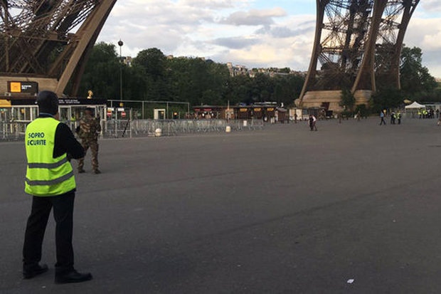Πληροφορίες για ύποπτο δέμα στην βάση του Πύργου του Άιφελ