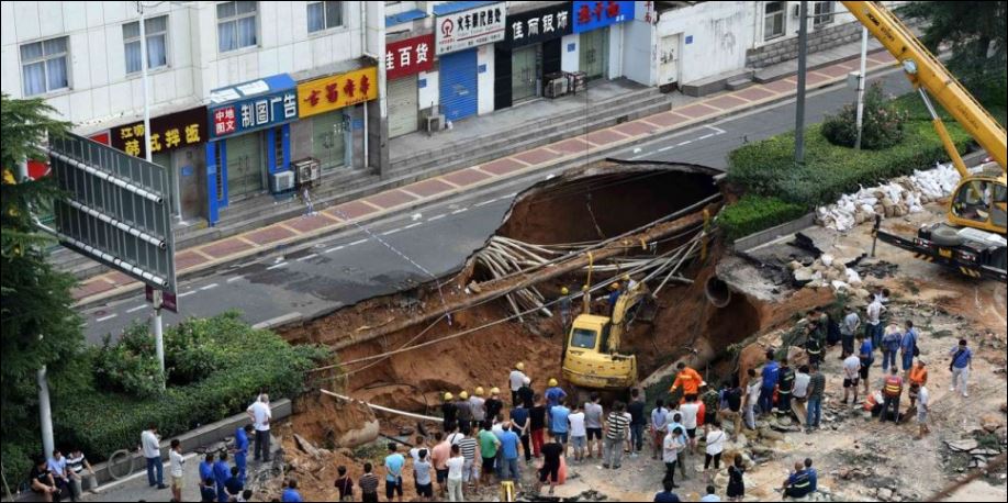 Τρόμος σε κινεζική πόλη από μεγάλη τρύπα στο οδόστρωμα – ΦΩΤΟ