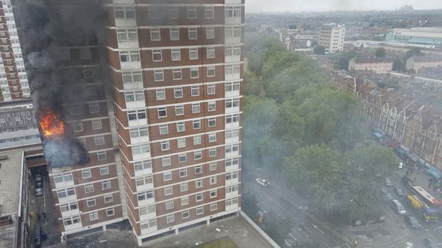 Στις φλόγες παραδόθηκε συγκρότημα πολυκατοικιών στο Λονδίνο – ΦΩΤΟ – ΒΙΝΤΕΟ