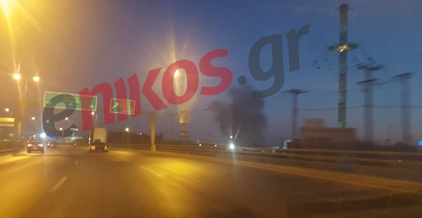 Σε εξέλιξη φωτιά σε αποθήκη στο Ρέντη – ΦΩΤΟ