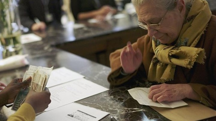 Χαμηλότερο ΕΚΑΣ για να μη μειωθεί ο αριθμός των δικαιούχων το 2017