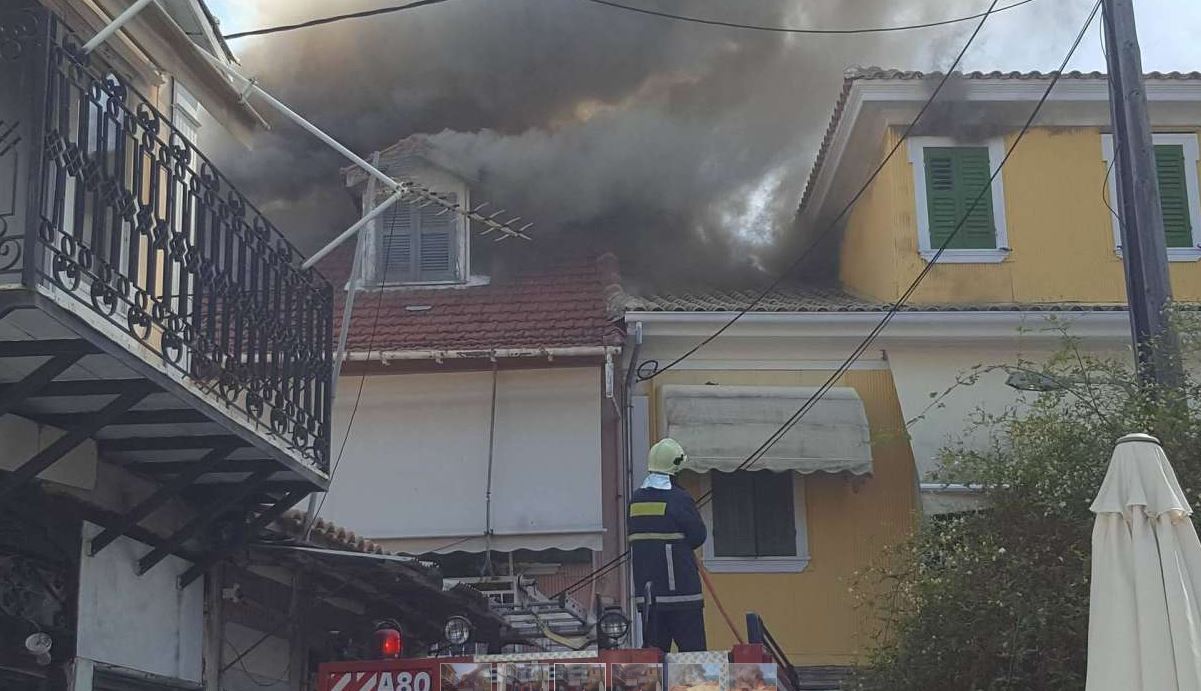 Φωτιά στη Λευκάδα – Καίγονται σπίτια στο κέντρο της πόλης – ΒΙΝΤΕΟ