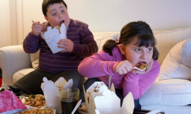 Παχυσαρκία: Πώς θα μάθουμε τα παιδιά μας να τρώνε σωστά