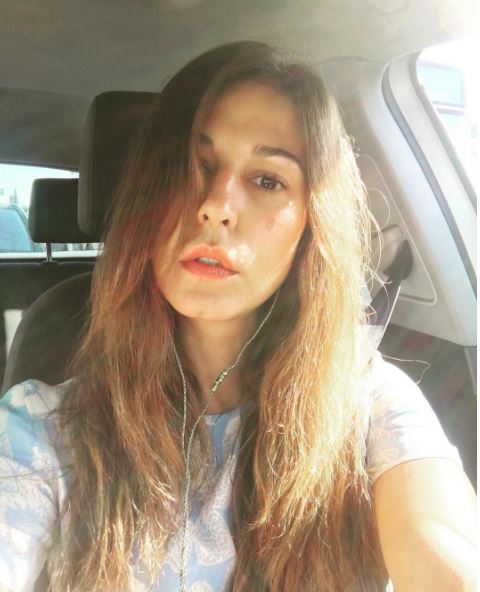 Με μαύρο μαγιό στην παραλία η Παπουτσάκη – ΦΩΤΟ