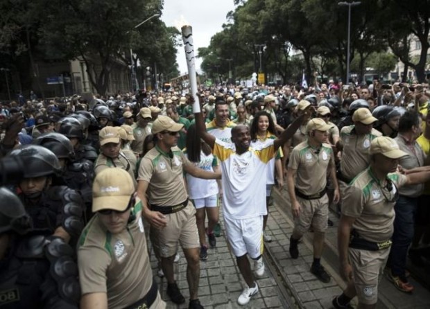 Δακρυγόνα στην άφιξη της Ολυμπιακής Φλόγας στο Ρίο