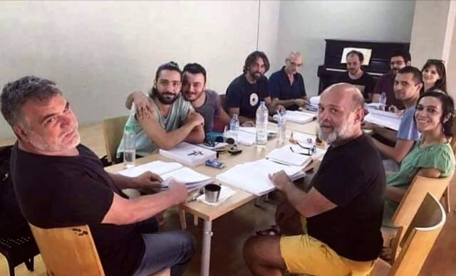 Με το…δεξί, Άμλετ!