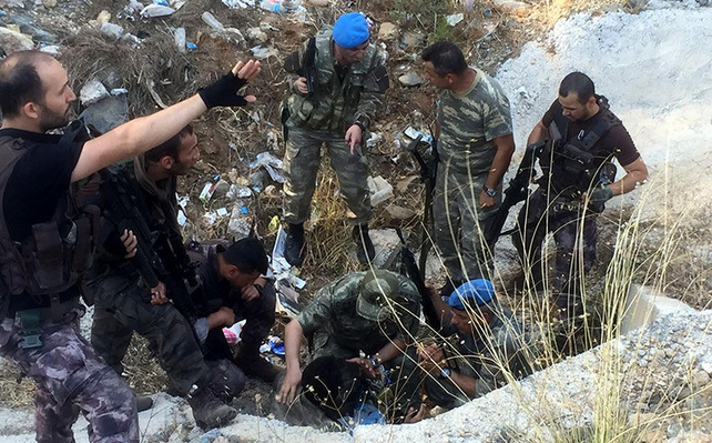 Χειροπέδες σε 11 κομάντο που επιχείρησαν να συλλάβουν τον Ερντογάν