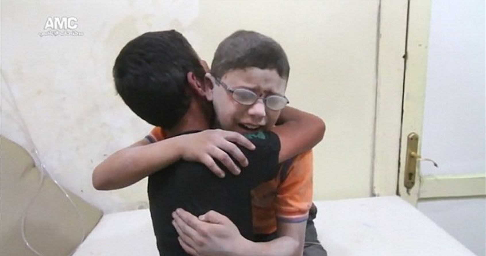 ΒΙΝΤΕΟ-ΣΟΚ: Ο θρήνος δύο παιδιών για τον θάνατο του αδελφού τους στο Χαλέπι