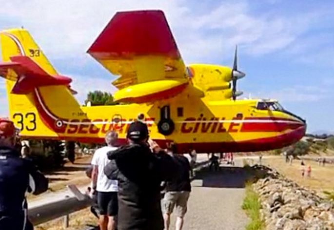 Το καναντέρ πέταξε κυριολεκτικά πάνω από τα κεφάλια τους – ΦΩΤΟ