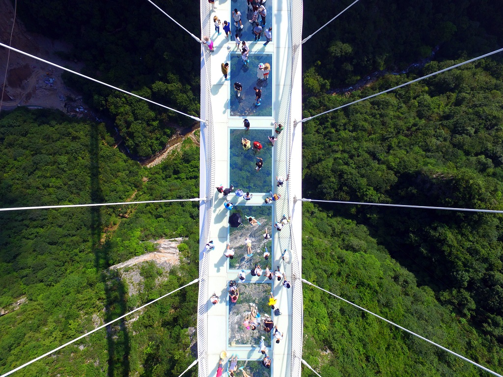 Πρεμιέρα για τη μεγαλύτερη γυάλινη γέφυρα στον κόσμο – ΒΙΝΤΕΟ – ΦΩΤΟ