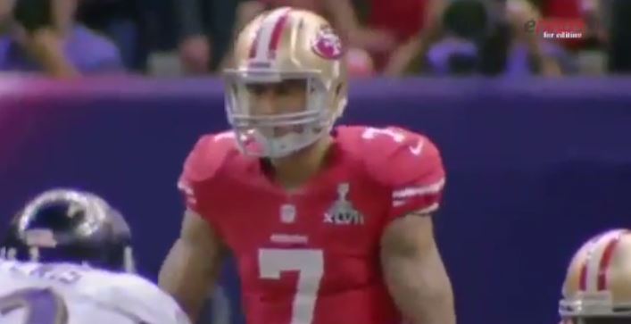 Σάλος στις ΗΠΑ με αθλητή που καθόταν στην ανάκρουση του εθνικού ύμνου – ΒΙΝΤΕΟ