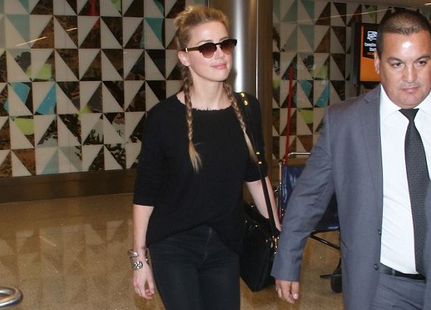 Νέες ΦΩΤΟ: Με μώλωπες εμφανίστηκε στο αεροδρόμιο του Λος Άντζελες η Άμπερ Χερντ