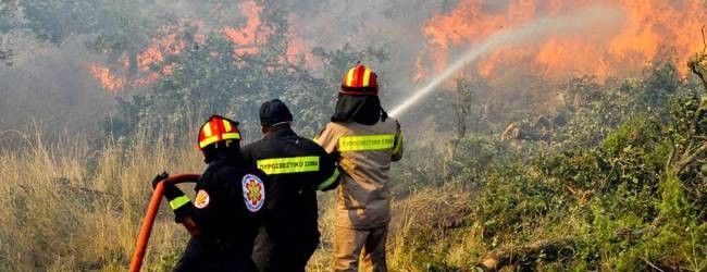 Μάχη με τις φλόγες δίνουν oι πυροσβέστες στο Ηράκλειο – Απειλούνται σπίτια
