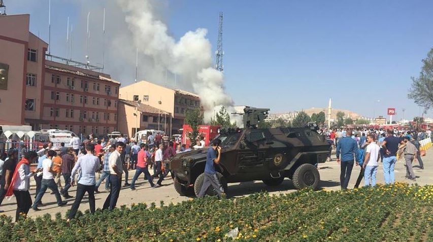 Τρεις νεκροί και 50 τραυματίες από τη βομβιστική επίθεση στην Τουρκία – ΦΩΤΟ