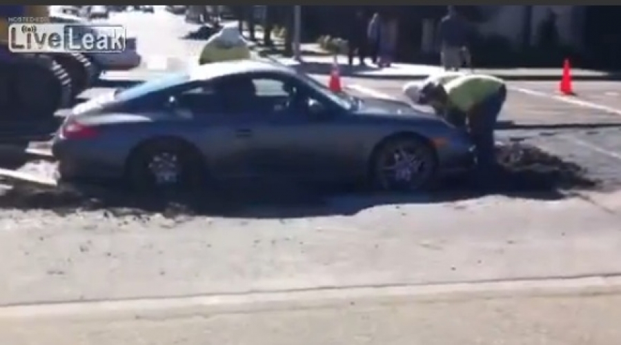 H στιγμή που μια Porsche κολλάει στην φρέσκια άσφαλτο – BINTEO