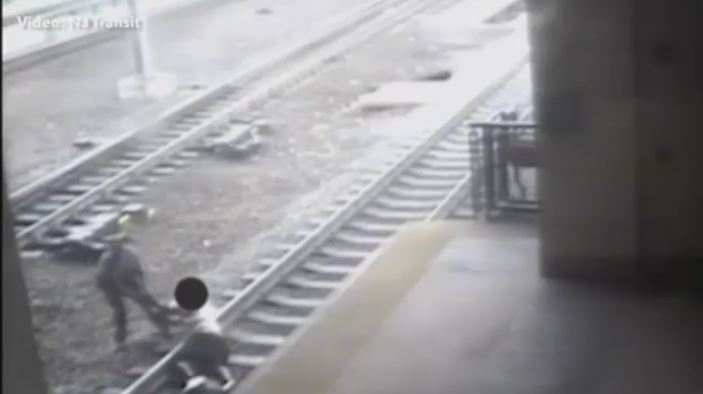 Ο αστυνομικός δεν τον άφησε να αυτοκτονήσει – ΒΙΝΤΕΟ