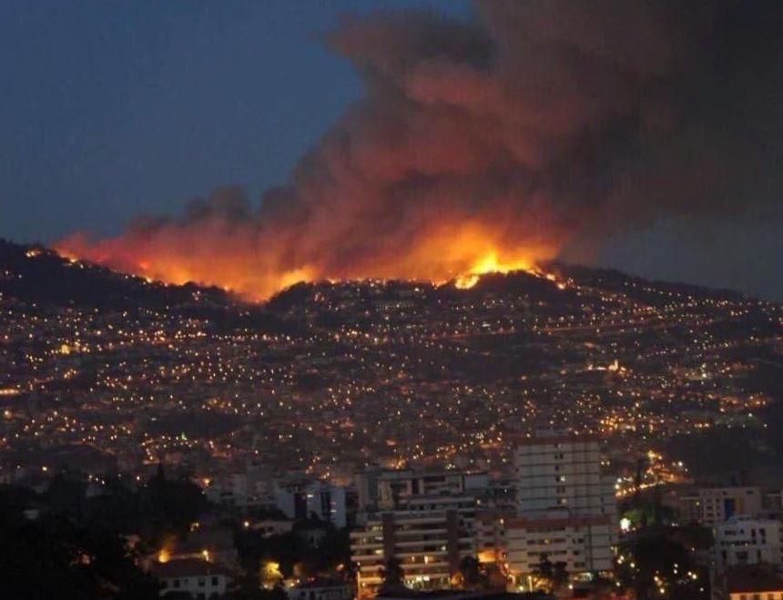 Ανεξέλεγκτη μαίνεται η πυρκαγιά στη Νότια Γαλλία
