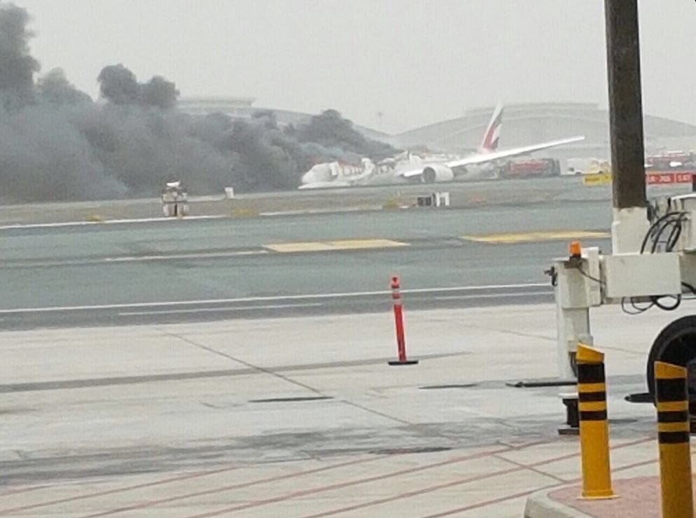 Φωτιά σε αεροπλάνο της Emirates μετά από αναγκαστική προσγείωση – ΦΩΤΟ – ΤΩΡΑ