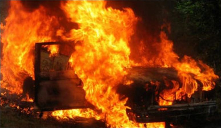 Στις φλόγες τυλίχθηκαν δύο αυτοκίνητα μετά από σύγκρουση