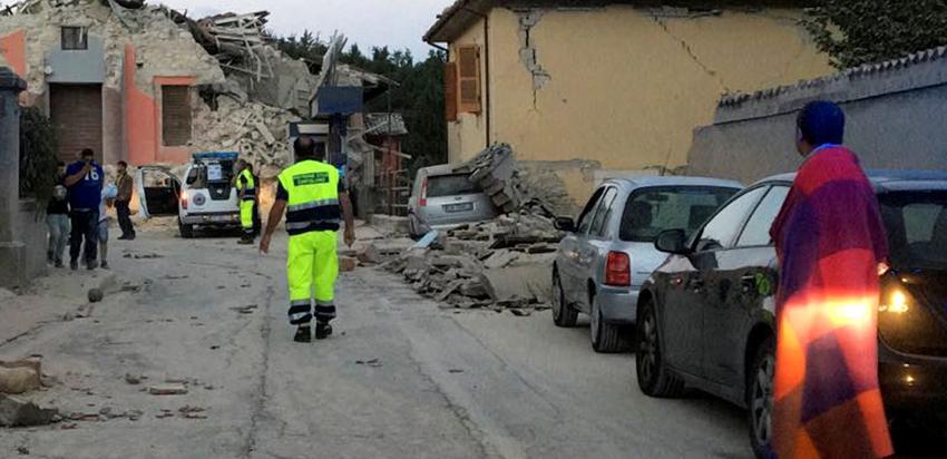 Συνεχείς προσπάθειες των σωστικών συνεργείων για τον απεγκλωβισμό των θυμάτων