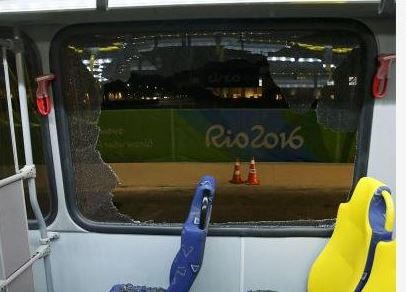 Ρίο – Λεωφορείο που μετέφερε δημοσιογράφους δέχτηκε πυροβολισμούς – ΦΩΤΟ