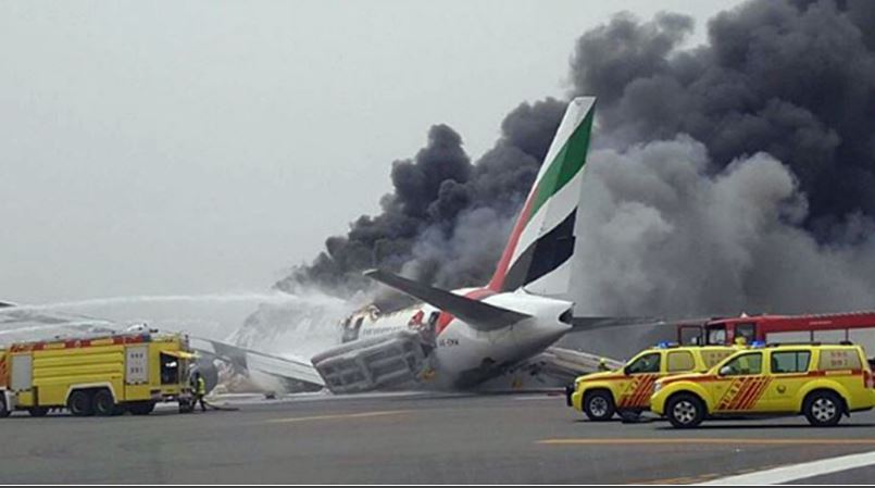 Η τρομακτική προσγείωση του φλεγόμενου Boeing στο Διεθνές Αεροδρόμιο του Ντουμπάι – ΒΙΝΤΕΟ