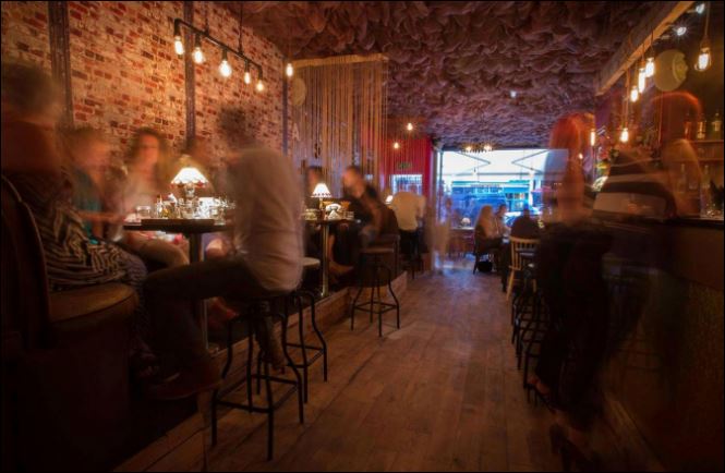 Βρετανικό μπαρ απαγορεύει τα κινητά στους θαμώνες