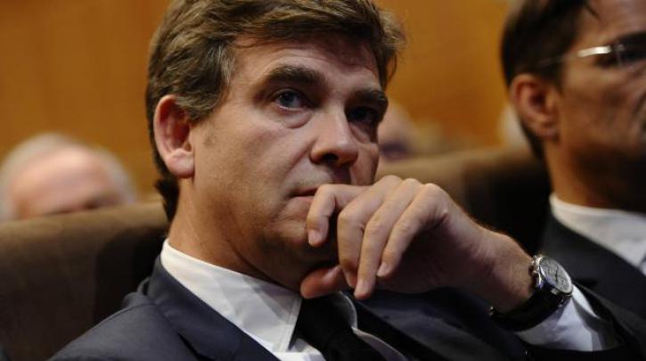 Ο Αρνό Μοντεμπούρ διεκδικεί την προεδρία από τον Ολάντ