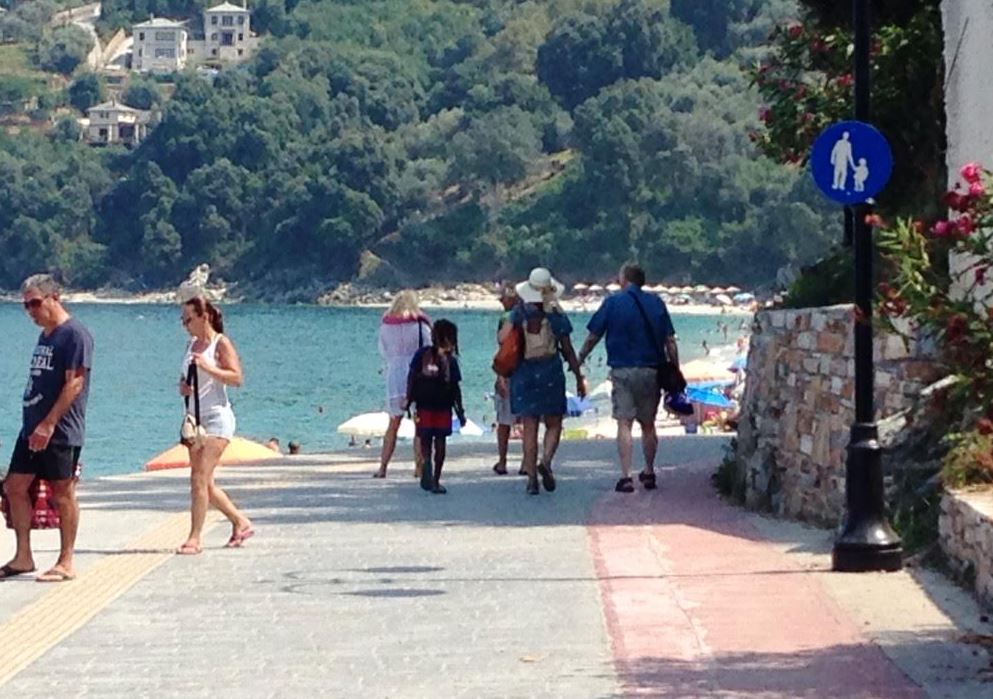 Έντονη διαμαρτυρία για παραλία στο Πήλιο που μετατρέπεται σε χώρο στάθμευσης