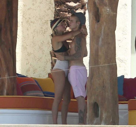 Τα φιλιά του Μπίμπερ στην σύντροφό του – ΦΩΤΟ