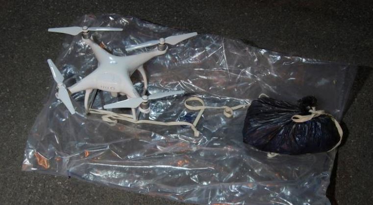 Εγκληματίες στέλνουν ναρκωτικά σε φυλακές με… drones – BINTEO