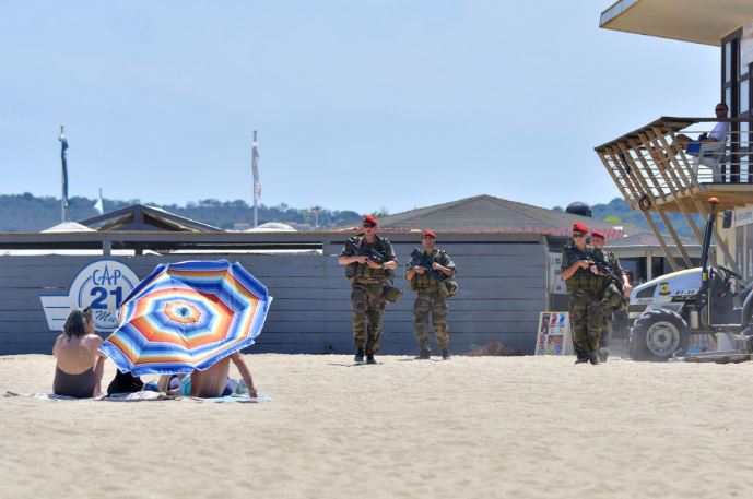 Οπλισμένοι στρατιώτες δίπλα στις ομπρέλες και τις ξαπλώστρες στις παραλίες της Νότιας Γαλλίας – ΦΩΤΟ