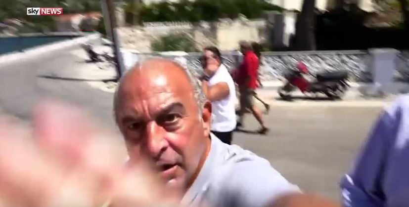 Έξαλλος Βρετανός μεγιστάνας – Τσακώθηκε με δημοσιογράφο στην Ιθάκη – ΒΙΝΤΕΟ