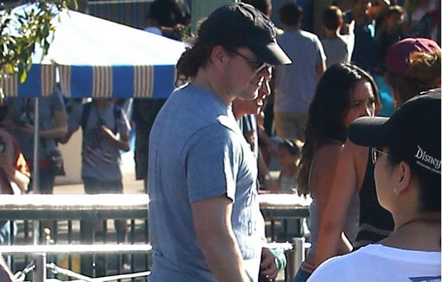 Αγνώριστος ο σταρ του Χόλιγουντ- Με παραπανίσια κιλά και… κοτσίδα- ΦΩΤΟ