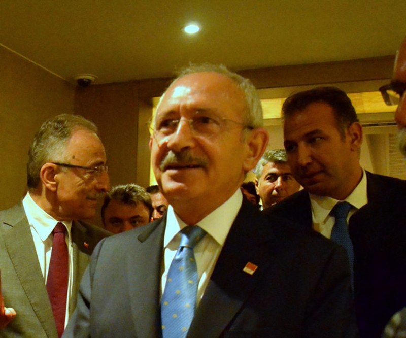 Επίθεση στην αυτοκινητοπομπή του αρχηγού της αξιωματικής αντιπολίτευσης της Τουρκίας