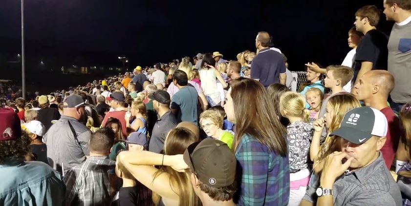 Σπάνιο ατύχημα σε αγώνα αυτοκινήτων με τραυματισμό τριών θεατών – ΒΙΝΤΕΟ