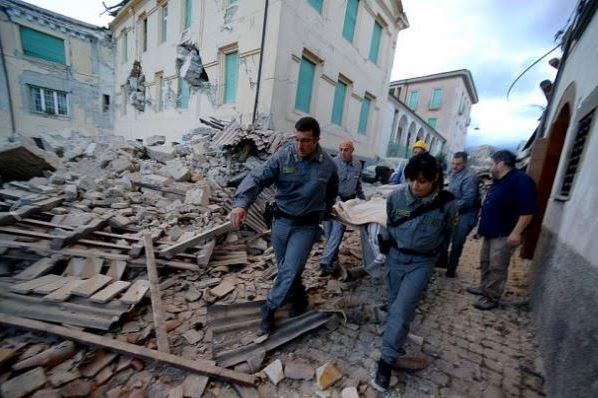 Συγκλονιστικές εικόνες από τον ισχυρό σεισμό στην Ιταλία – 5 επιβεβαιωμένοι νεκροί – ΦΩΤΟ