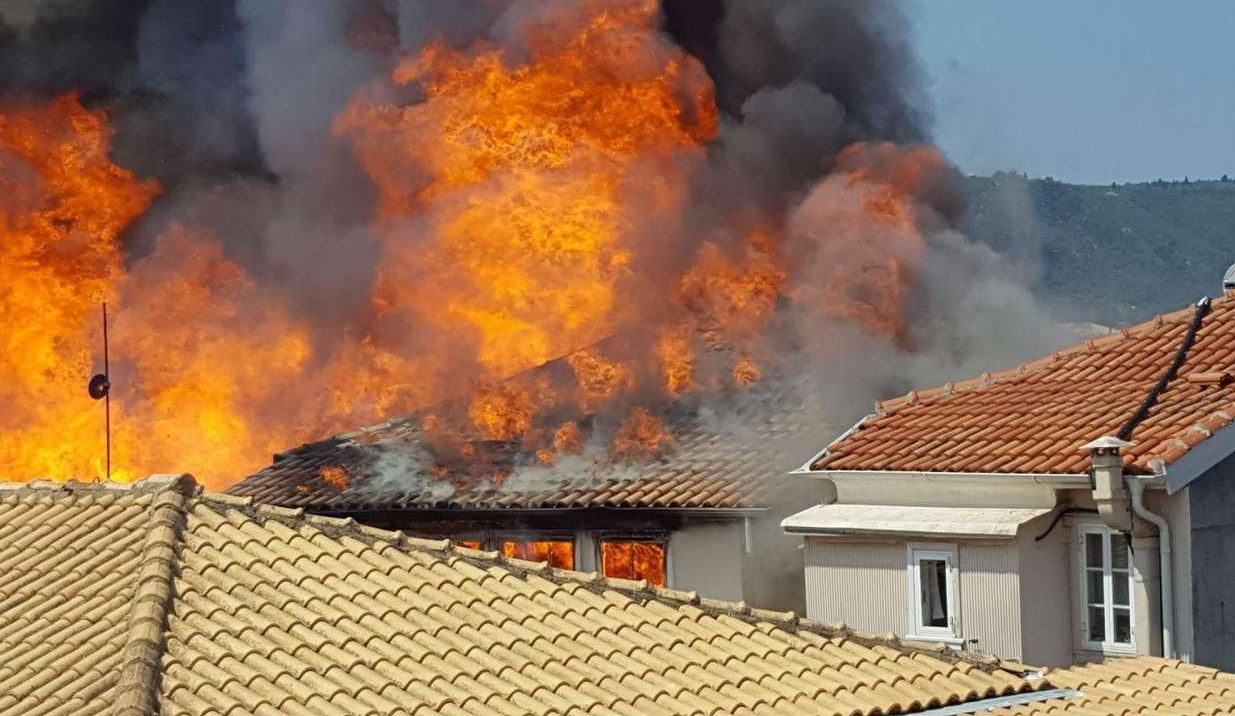 Τεράστια η καταστροφή στο ιστορικό κέντρο της Λευκάδας από τη φωτιά – ΦΩΤΟ – ΒΙΝΤΕΟ